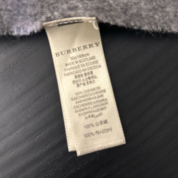 💙BURBERRY cashmere Check Fringe Scarf grey ' - Picture 3 of 3